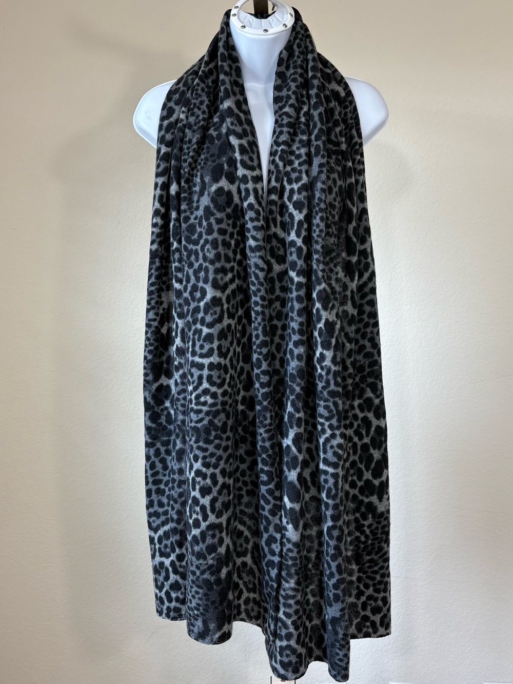 NWT Amicale 100% Cashmere Gray Leopard Print Scarf Wrap Shawl Luxury Soft - Picture 4 of 5